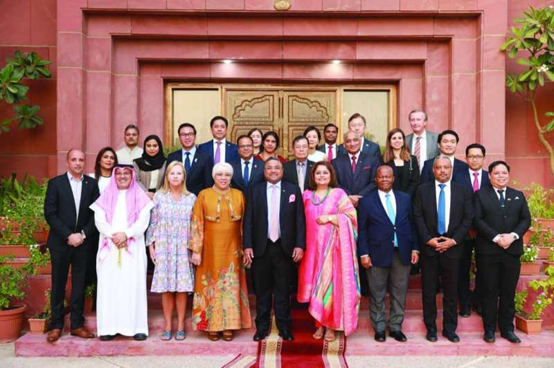 السفير جورج متوسطاً عدداً من السفراء والديبلوماسيين في ختام أسبوع البيئة الهندي