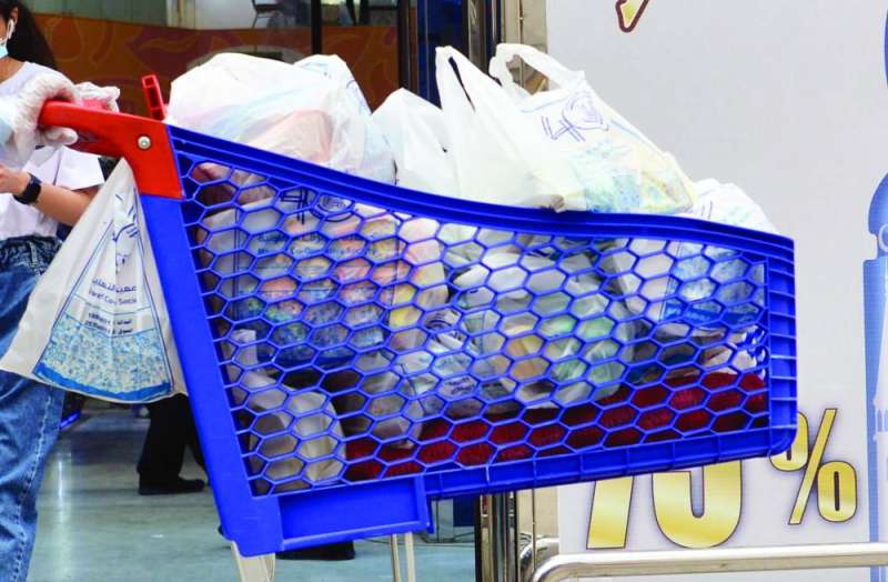 هل تقدم الجمعيات التعاونية على منع استخدام الأكياس البلاستيكية؟ 
(تصوير سعود سالم)
