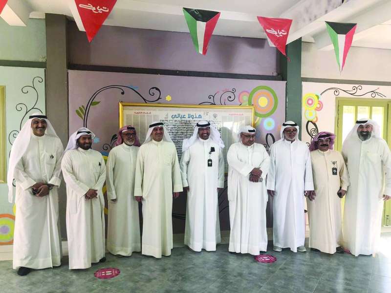 قيادات «التربية» في إحدى جولاتهم التفقدية