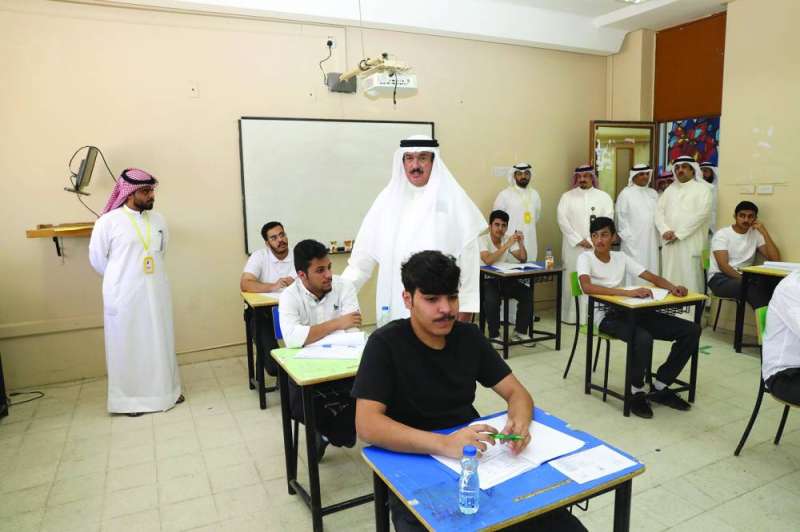 المضف خلال جولته في ثانوية صباح الناصر الصباح
