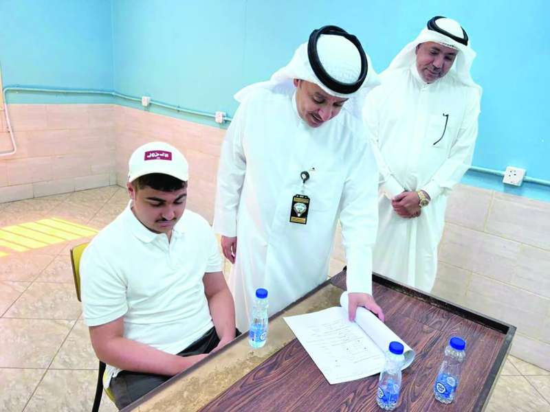 الحويلة محادثاً أحد الطلاب