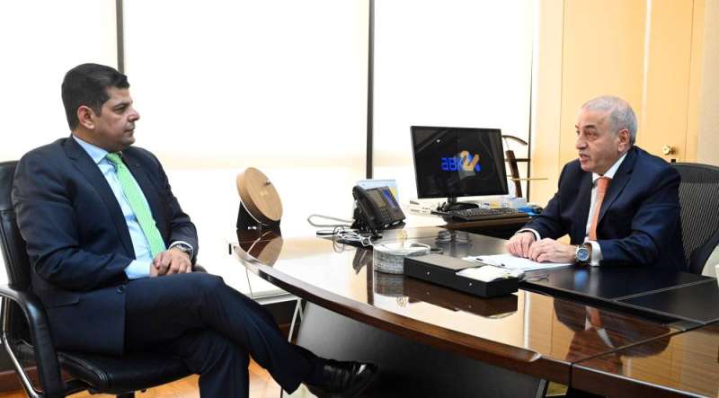 ريشاني متحدثاً للزميل رضا السناري (تصوير نايف العقلة)