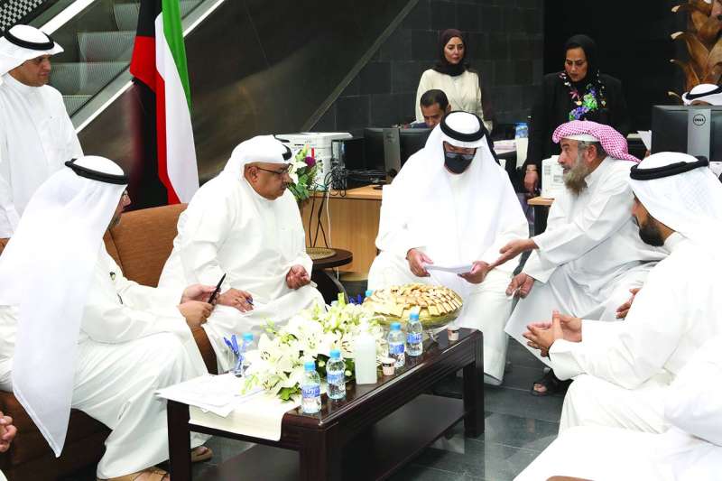 المضف مستقبلاً عدداً من المراجعين
