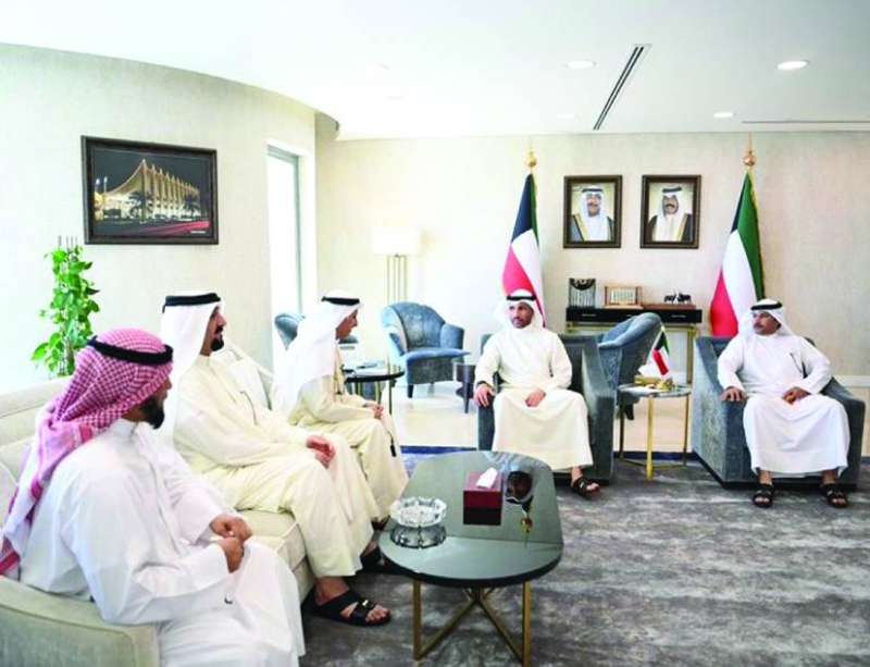 الغانم خلال استقباله مجموعة من المتقاعدين
