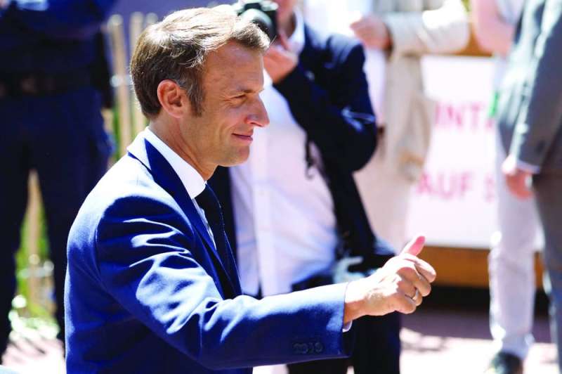 
ماكرون بعد الإدلاء بصوته في منطقة لو توكيه-باريس-بلاج أمس	 (رويترز)
