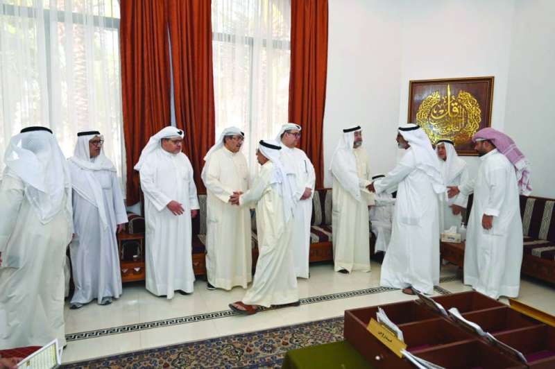 ذوو الراحل خلال استقبالهم المعزين
