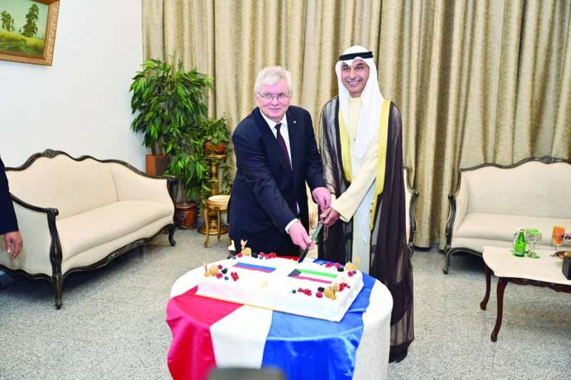 
الظفيري مشاركاً السفير الروسي قطع قالب الحلوى