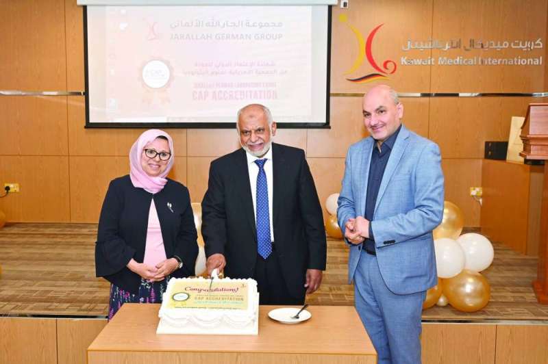 
الجارالله يقطع قالب حلوى الاحتفال	(تصوير أسعد عبدالله)