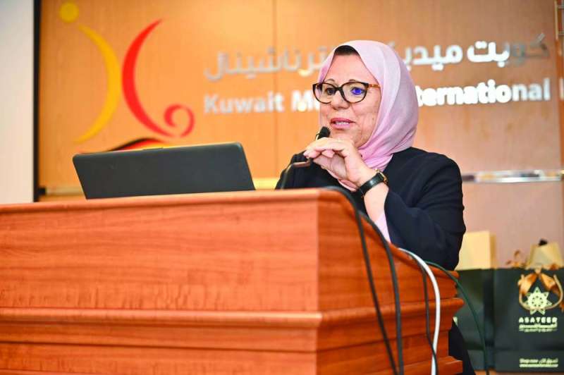 
خديجة نظر تلقي كلمتها
