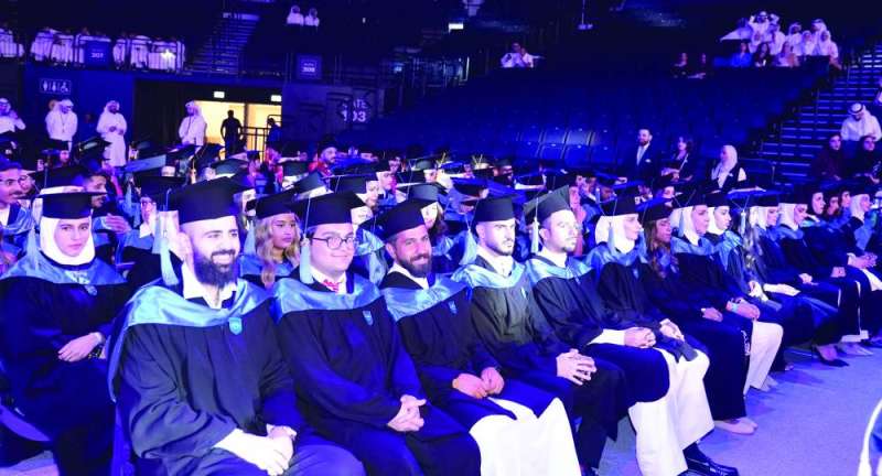 
خريجو البكالوريوس في الحفل
