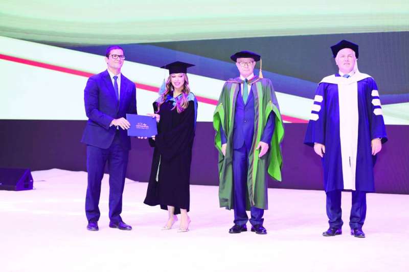 تكريم إحدى الطالبات 