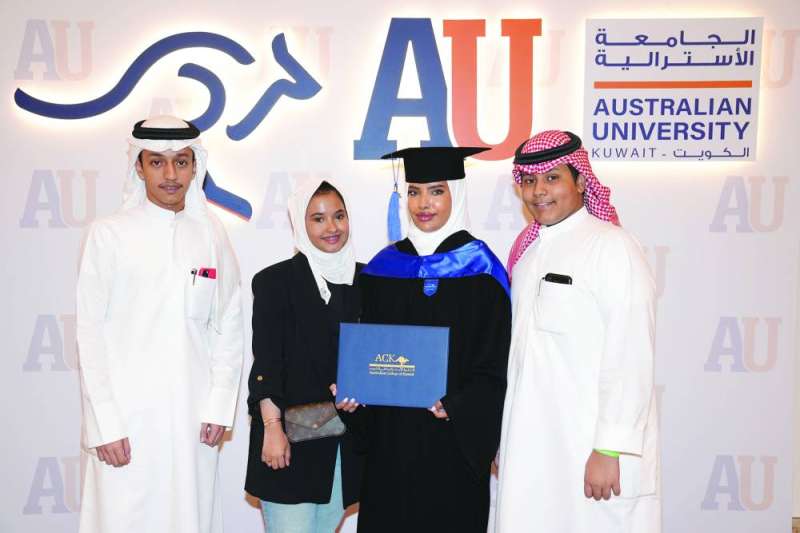 إحدى الخريجات وسط فرحة الأهل