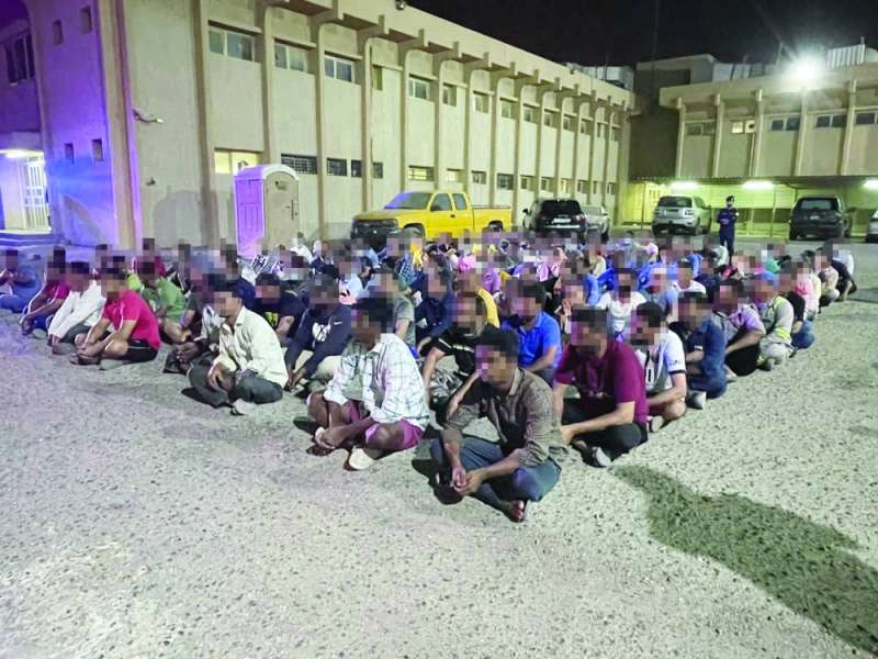 
عدد من الوافدين المخالفين بعد توقيفهم