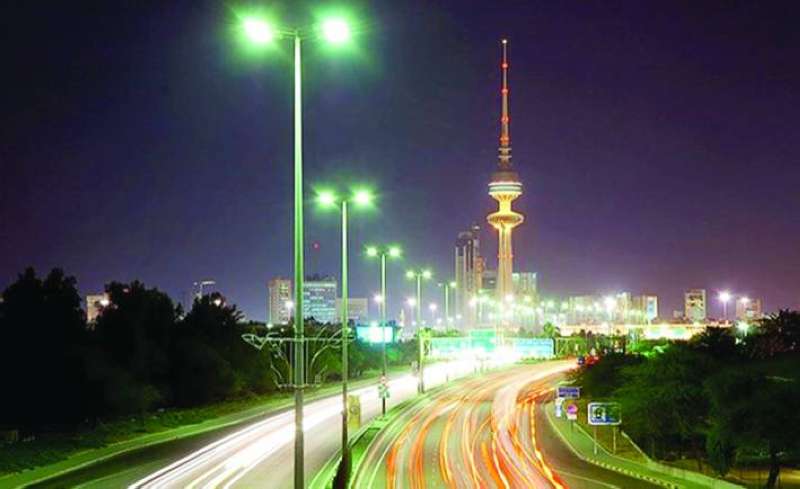 
أعمدة إنارة تعمل بالطاقة الموفرة