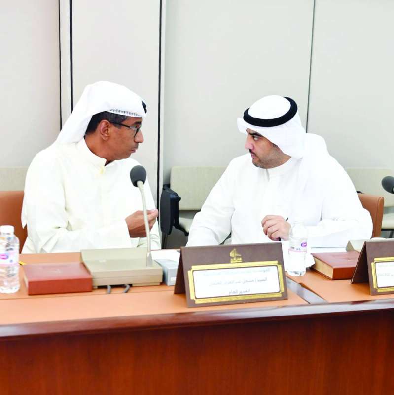 حديث بين وزير المالية ومدير مؤسسة التأمينات خلال اجتماع اللجنة المشتركة الأحد