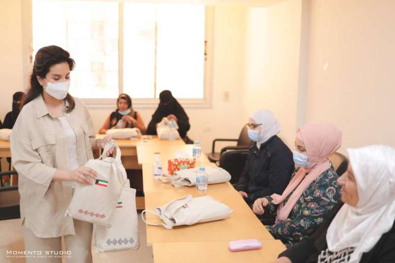 الشيخة بيبي تُتابع المنسوجات الحرفية