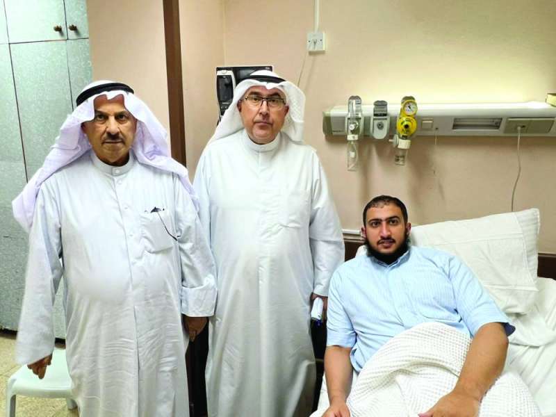 
وفد الديوان خلال زيارته عبدالله طامي في المستشفى
