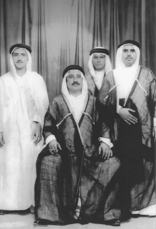 
الشيخ عبدالله المبارك وإلى يمينه الشيخ صباح الأحمد وإلى يساره الشيخ جابر الأحمد
