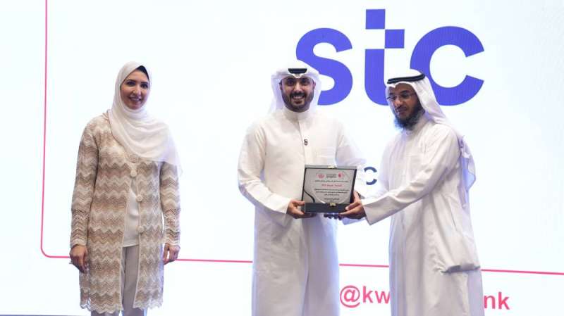 تكريم أحمد النويبت من الوكيل المساعد للشؤون الفنية وشؤون الخدمات الطبية المساندة