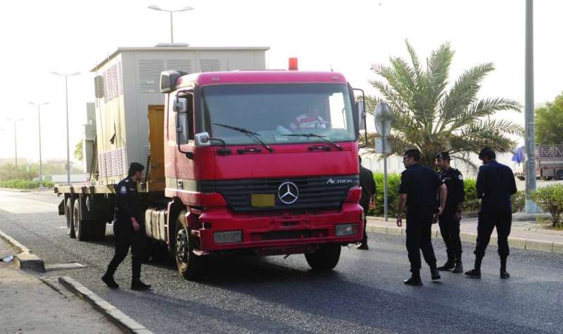 
تفتيش شاحنة 	(تصوير سعود سالم)
