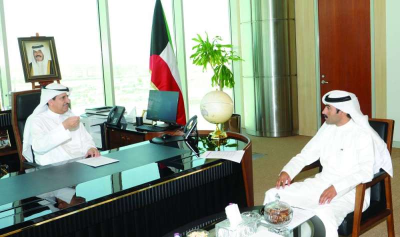 
العتيبي متحدثاً للزميل نايف كريم	(تصوير سعود سالم)
