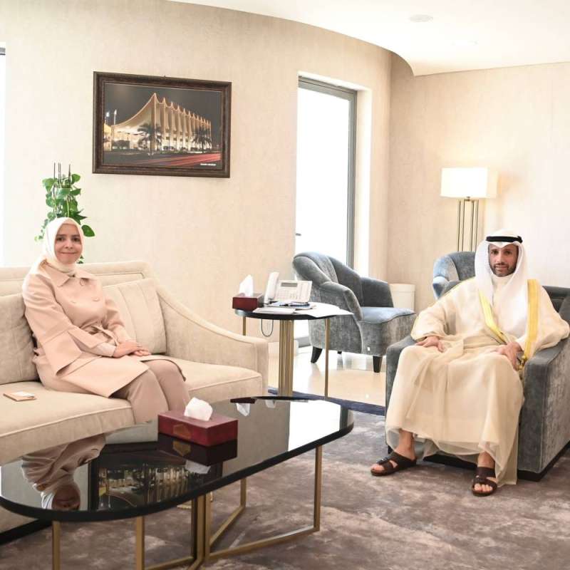 الغانم مستقبلا السفيرة التركية في الكويت