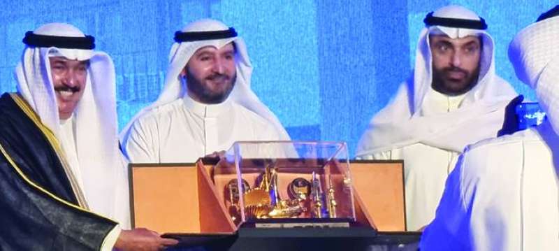 الوزير مكرماً رئيس مجلس إدارة بيت التمويل حمد المرزوق 