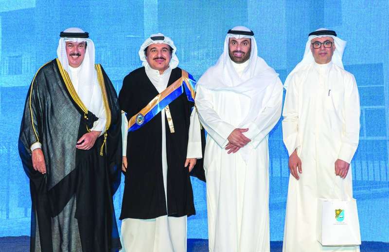 
المضف والرومي خلال تكريم العميد السابق للكلية صادق البسام
