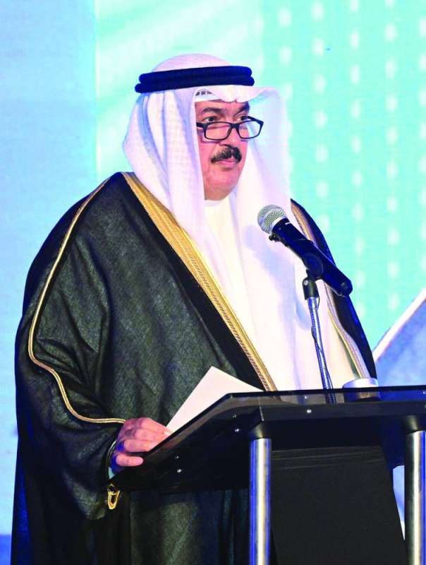 
علي المضف متحدثاً