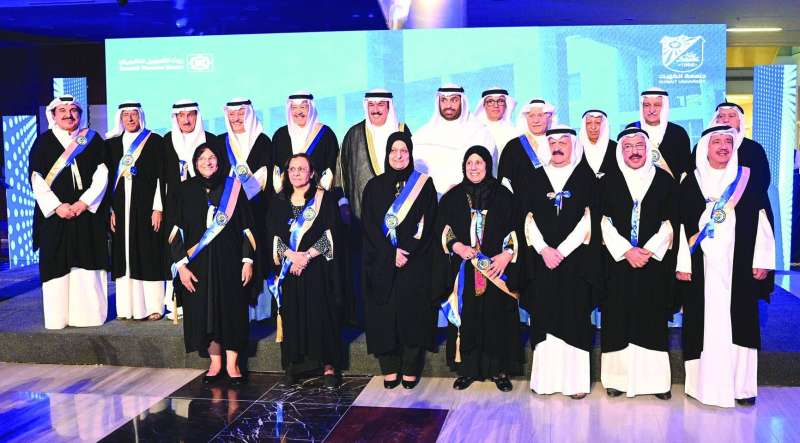 
المضف والرومي يتوسطان عدداً من المكرمين خريجي أول دفعة في الكلية 	(تصوير نايف العقلة)
