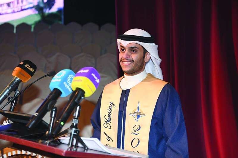 خالد السعيد ملقياً كلمة الخريجين