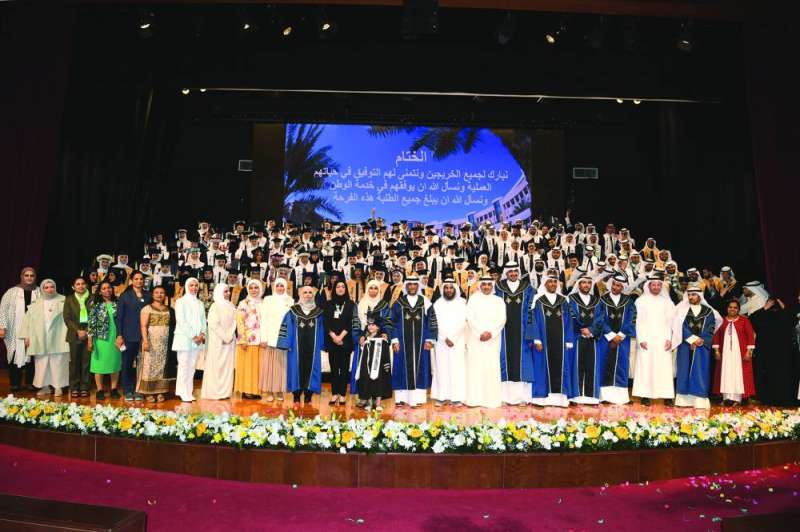 
أساتذة الكلية وقياديوها مع الخريجين والخريجات في لقطة جماعية	(تصوير سعود سالم)