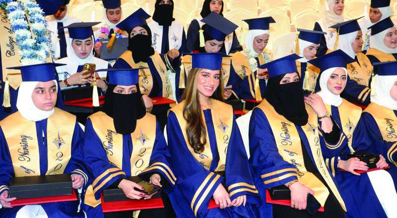 
عدد من خريجات كلية التمريض
