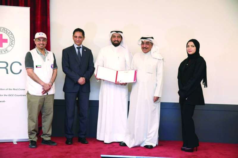 
الراشد ورابعة حسين يكرمان الزميل السليماني في ختام الدورة
