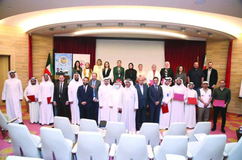 
قياديو جمعية الصحافيين و«الصليب الأحمر» والمشاركون في الدورة
