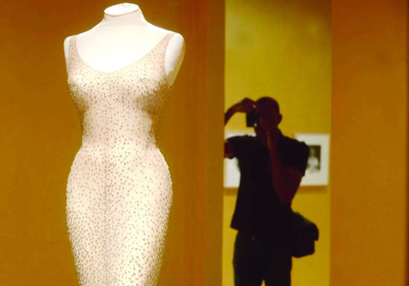 
فستان مونرو قبل أن ترتديه كاردشيان