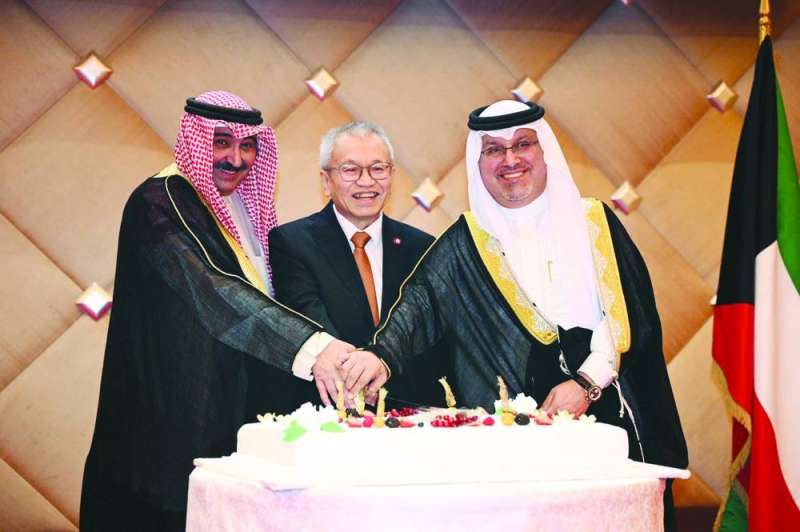 الخبيزي وأمين عام منتدى الحوار وسفير البحرين يقطعون قالب الحلوى	 (تصوير نايف العقلة)
