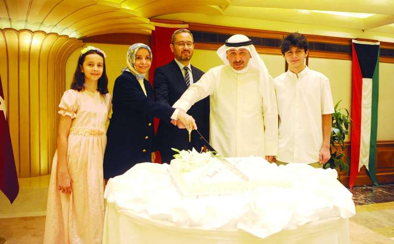 الهين مشاركاً السفيرة التركية قطع قالب الحلوى 	(تصوير سعود سالم) 