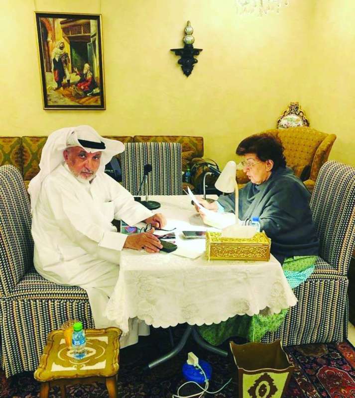 ماما أنيسة أثناء التسجيل بحضور المخرج القيلاني
