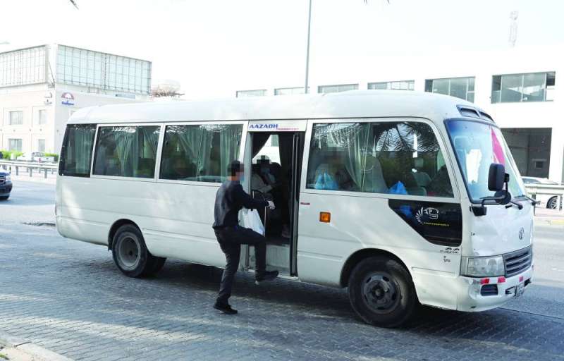 باص يخطف الركاب قبل وصول حافلات النقل العام