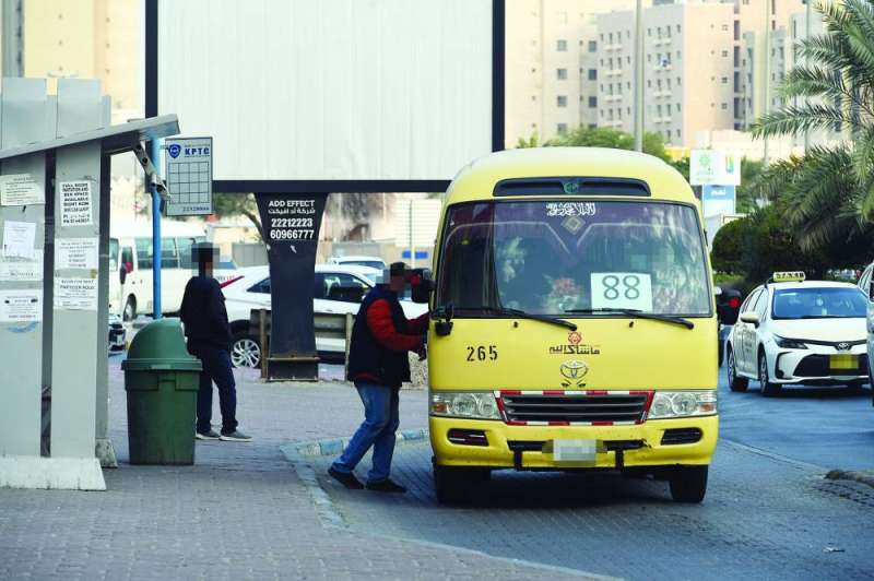 باص يحمل ركاباً في حولي