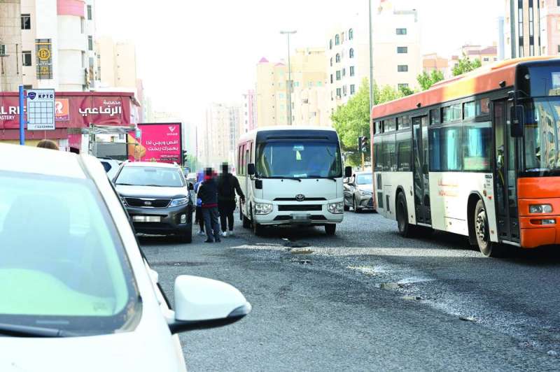 الباصات «العبري» تزاحم «النقل العام»
