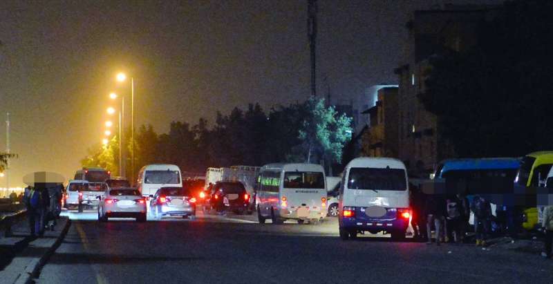 تحت جنح الظلام
