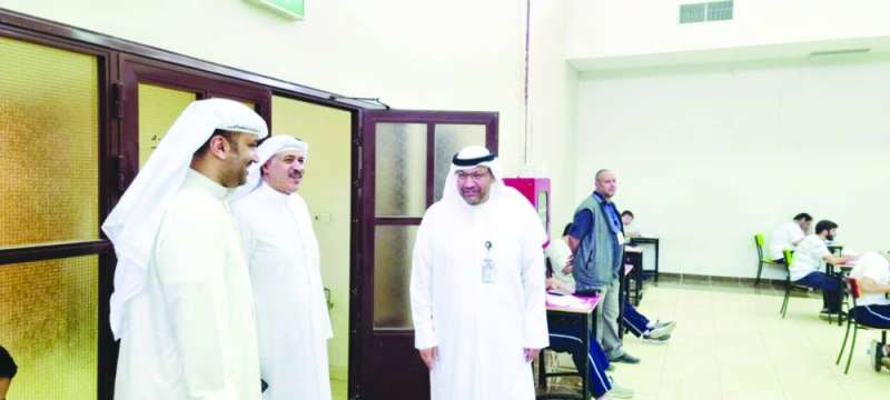 وكيل وزارة التربية متفقداً إحدى اللجان
