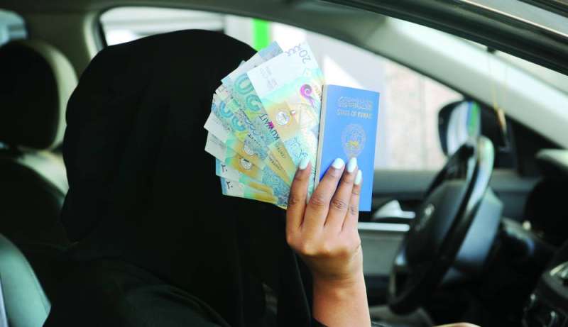 أجواء بهجة عمّت بين المتقاعدين بإيداع الـ3000 دينار في الحسابات... وفي الصورة امرأة تعبر عن الفرحة بالمنحة على طريقتها 	(تصوير سعود سالم)