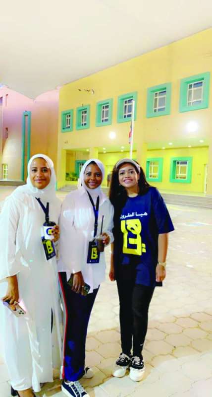 المقرون مع اثنتين من لجنتها الانتخابية