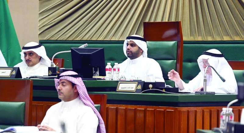 
المحري مترئساً الجلسة وبجانبه أحمد المنفوحي
