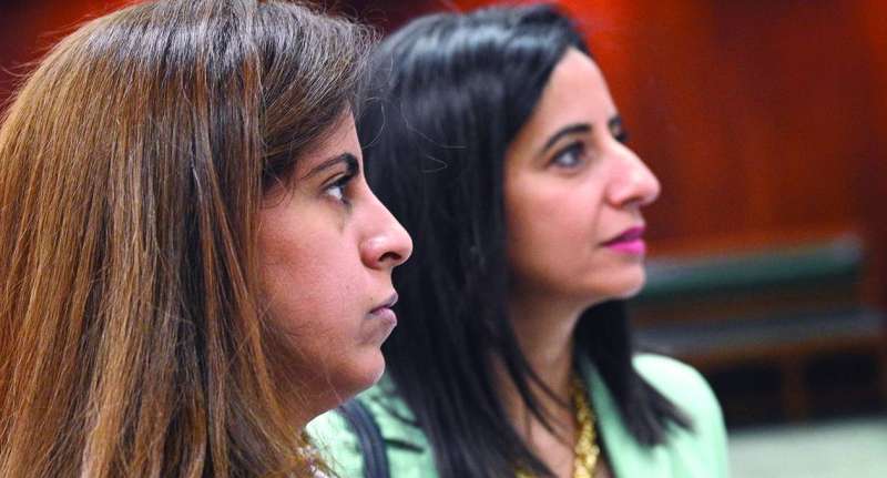 
شريفة الشلفان ومنيرة الأمير خلال الجلسة
