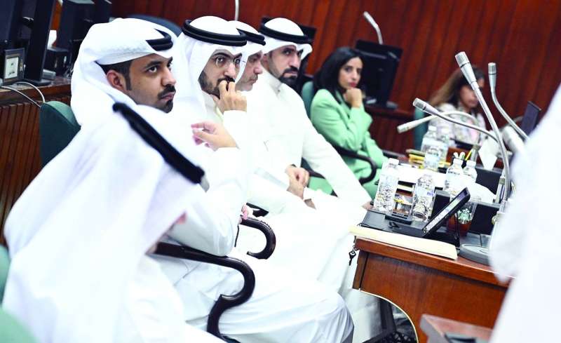 
الأعضاء يتابعون الجلسة
