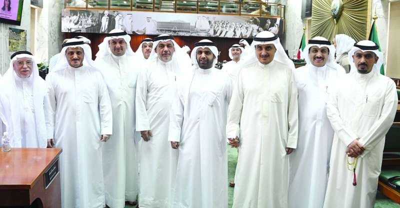 
المحري والمنفوحي يتوسطان الأعضاء والجهاز التنفيذي	(تصوير نايف العقلة)